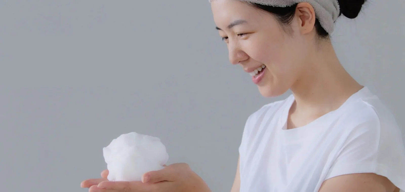女子手中綿密細泡，火山白土潔顏皂洗感